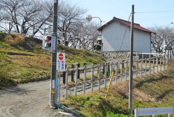 堤防から降りる通路も馬専用