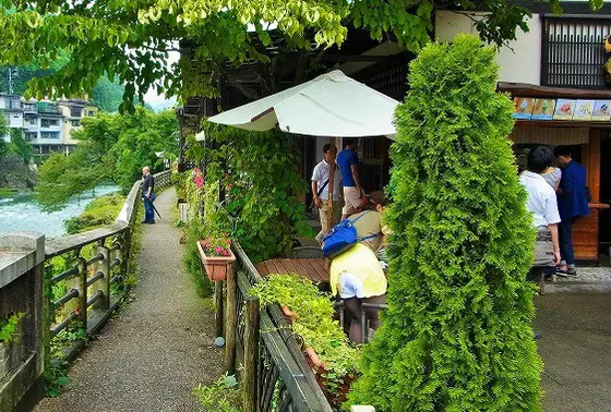付近にはお店が並ぶ