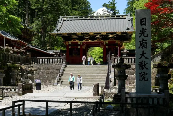 山門から既に派手です
