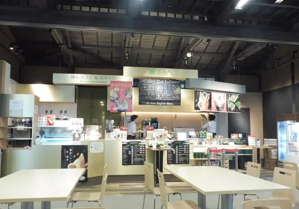 お店は朝８時４５分から営業