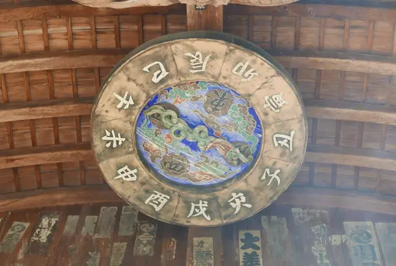 本堂入口の天井に注意