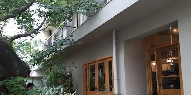 代々木上原の輝く程に美しい礼拝堂とおいしいカフェラテ。