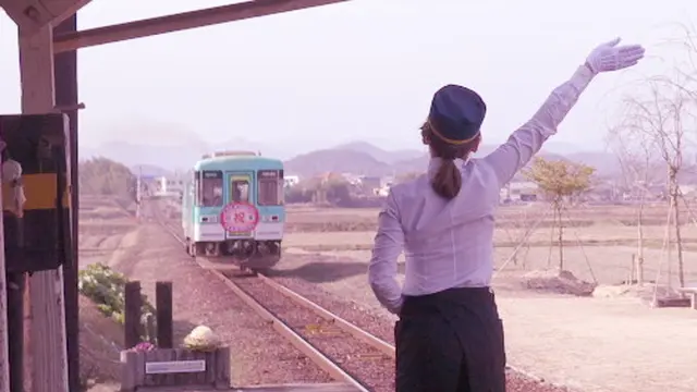 電車を見送る姿が美しい女性駅長さんと世界一の地球儀を訪ねる旅(加西市)