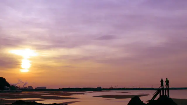 日の出の海岸が真っ赤に染まる、冬の絶景ポイントの旅