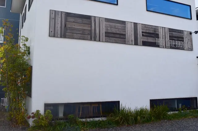 THREE LITTLE BIRDS CAFE