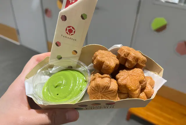 【広島県】所持金3,000円で7店舗8グルメ制覇！宮島表参道商店街を食べ歩き🍁