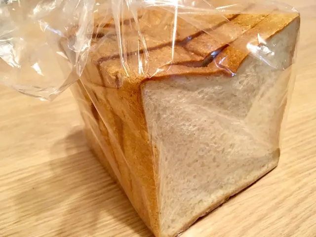 まちの本とサンドイッチ