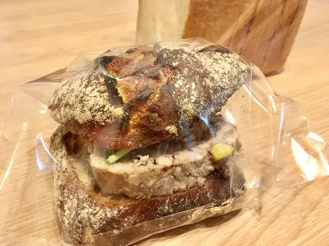 まちの本とサンドイッチ