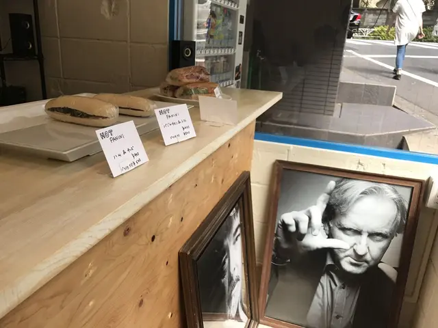 Dining cafe theater