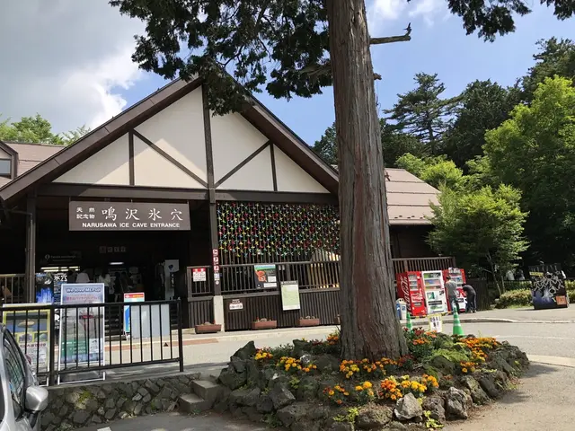 鳴沢氷穴