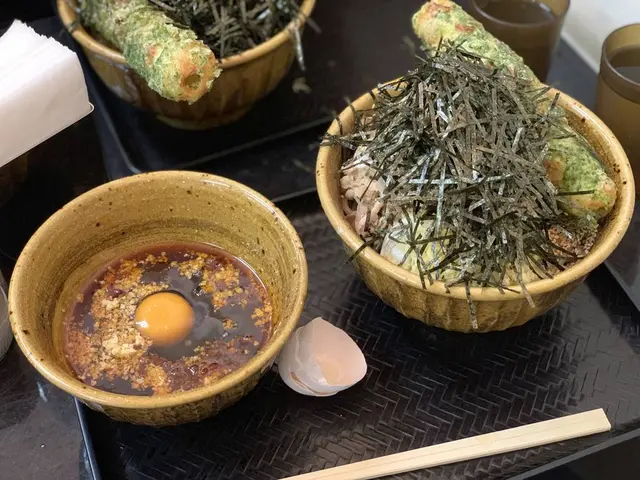 なぜ蕎麦にラー油を入れるのか。 新橋店