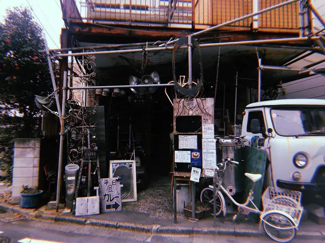 カレー屋『 平日昼だけ』