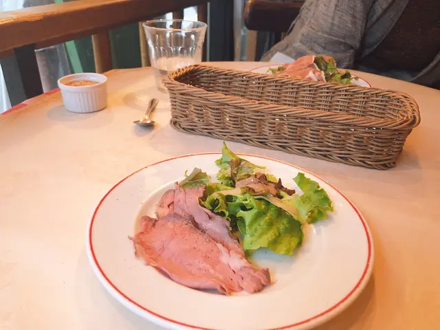 パリのワイン食堂