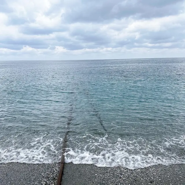 海に続く線路