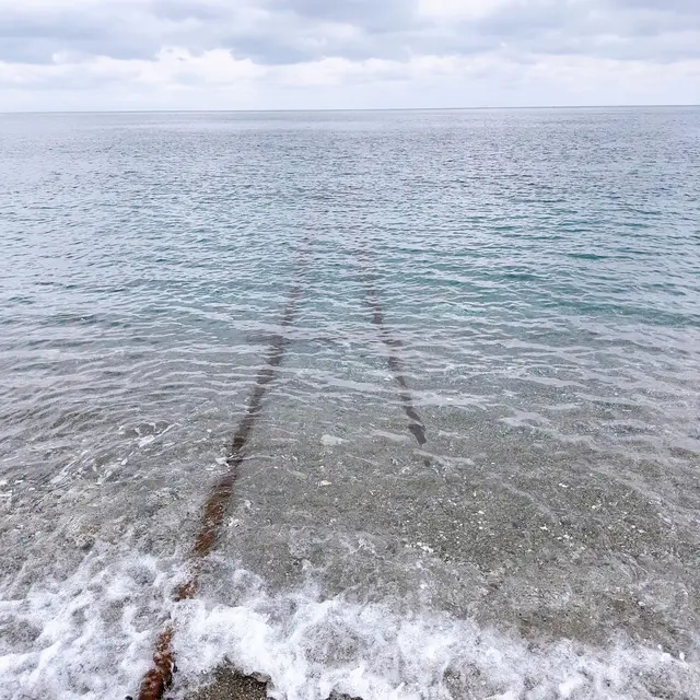 海に続く線路