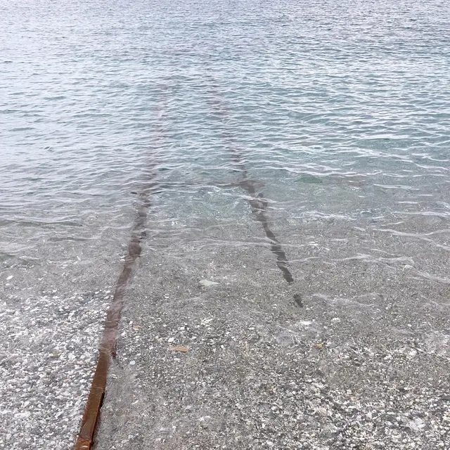 海に続く線路
