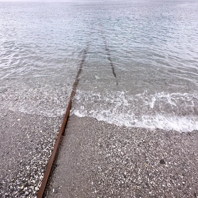 海に続く線路