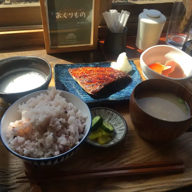 カフェ ヨリドコロ