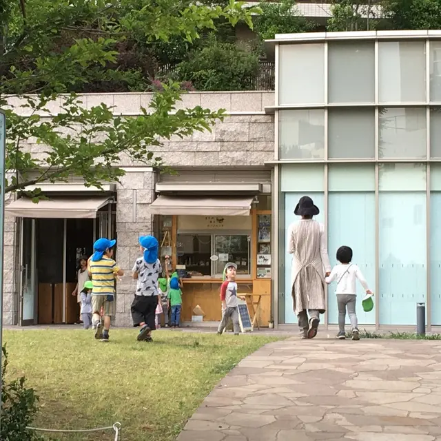 まちの本とサンドイッチ
