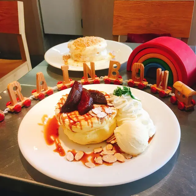 レインボーパンケーキ（RAINBOW PANCAKE）