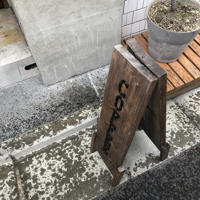 almond hostel & cafe