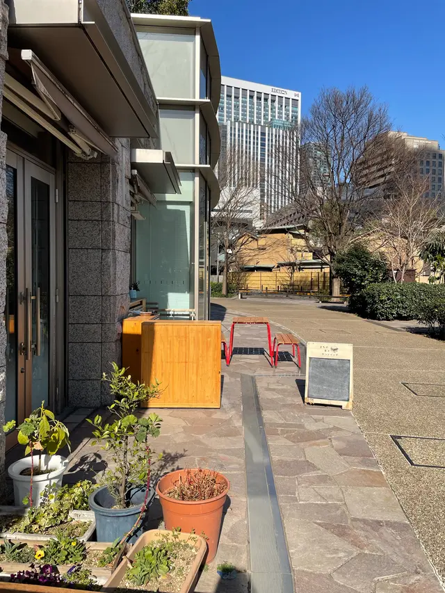 まちの本とサンドイッチ