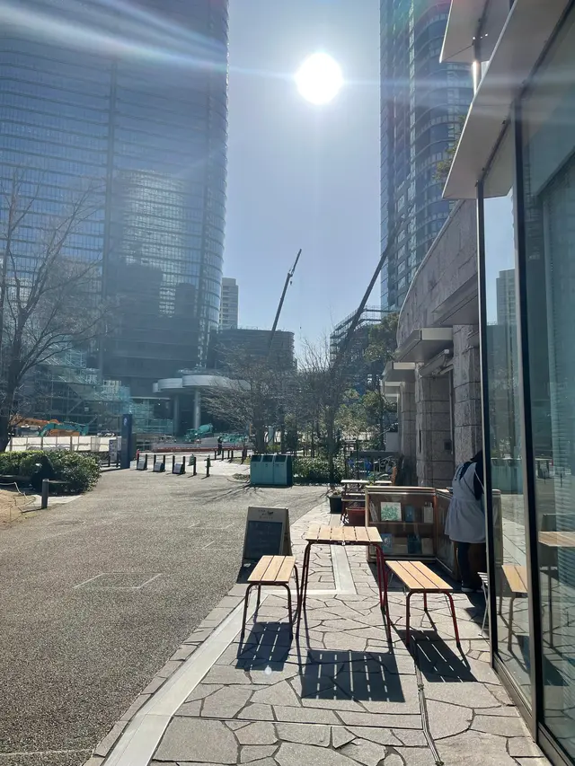 まちの本とサンドイッチ