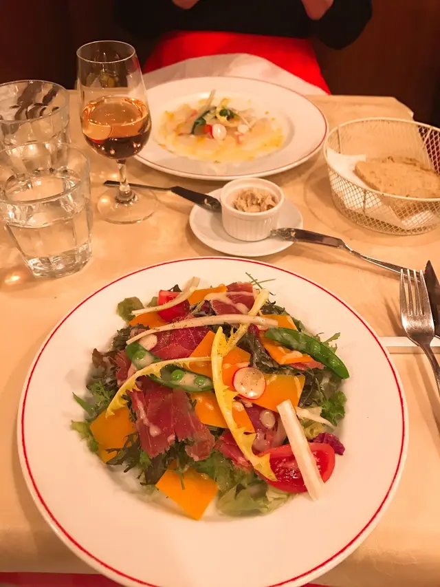 パリのワイン食堂