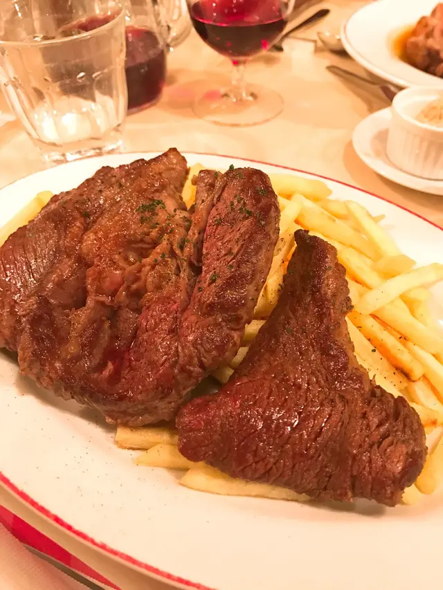 パリのワイン食堂