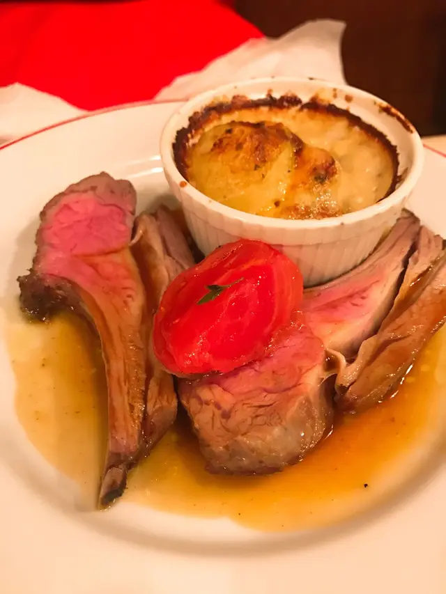 パリのワイン食堂