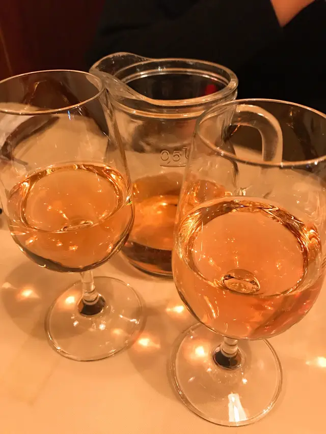 パリのワイン食堂