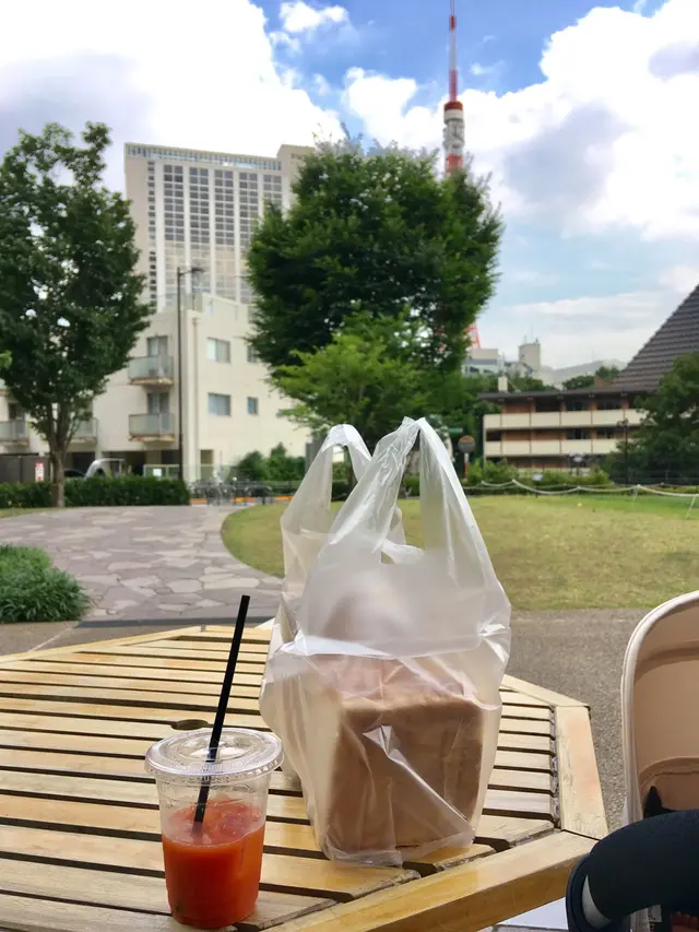 まちの本とサンドイッチ