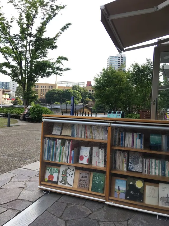 まちの本とサンドイッチ