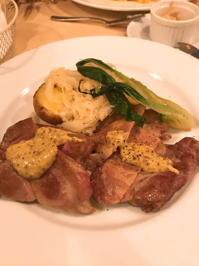 パリのワイン食堂