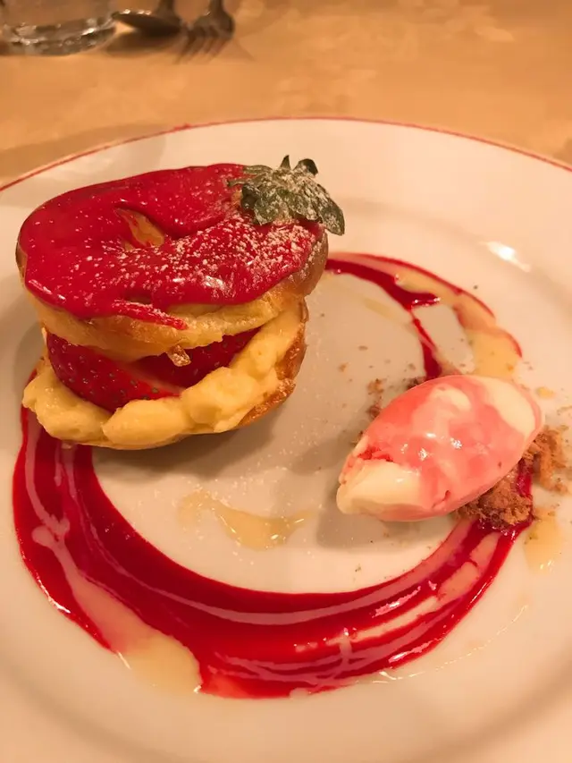 パリのワイン食堂