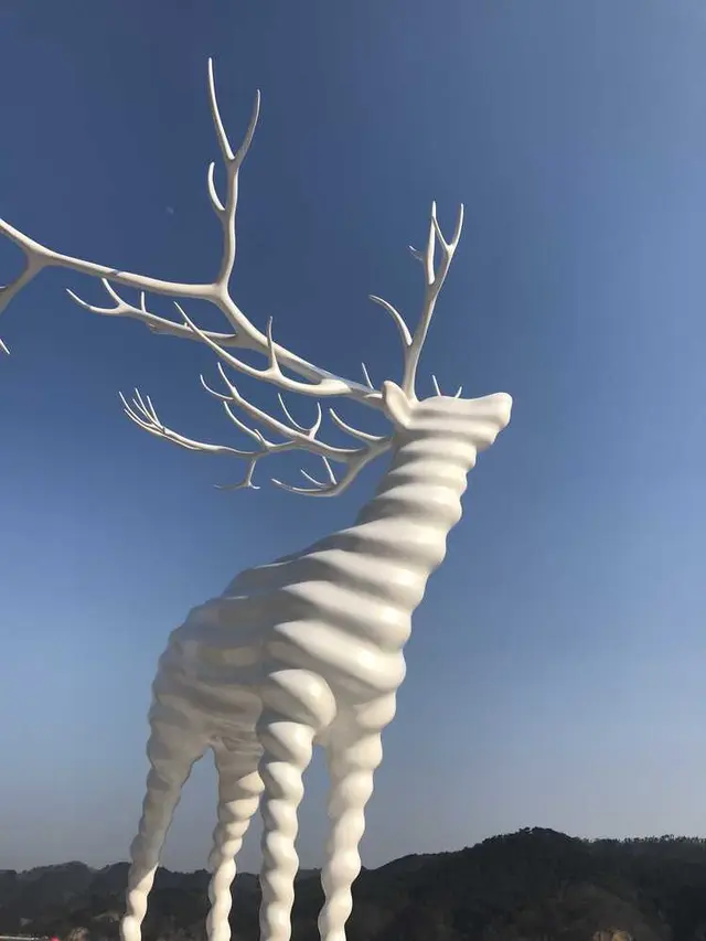白い鹿のオブジェ