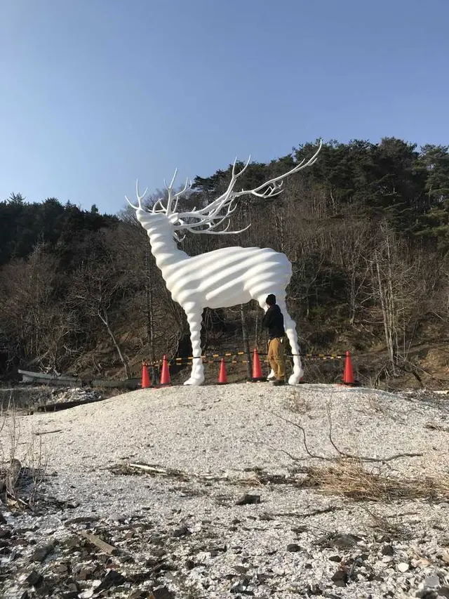 白い鹿のオブジェ