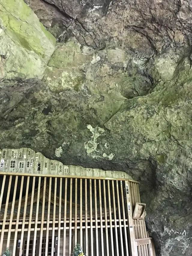 霊巌洞