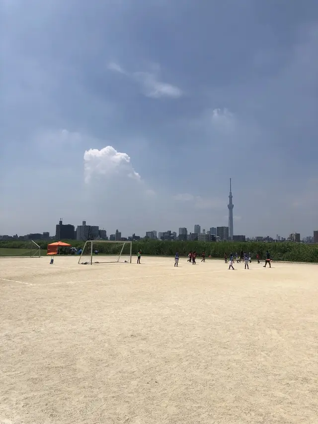 荒川河川敷四つ木橋球技場