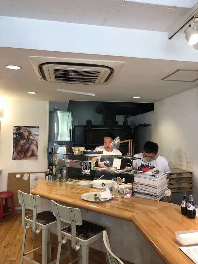フレイズ フェイマス ピッツェリア（FREY's Famous Pizzeria）