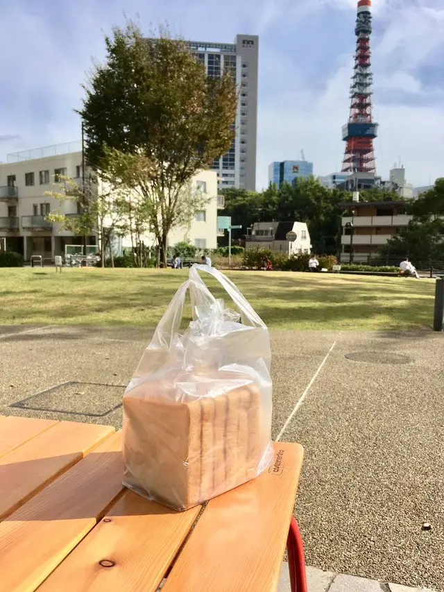 まちの本とサンドイッチ