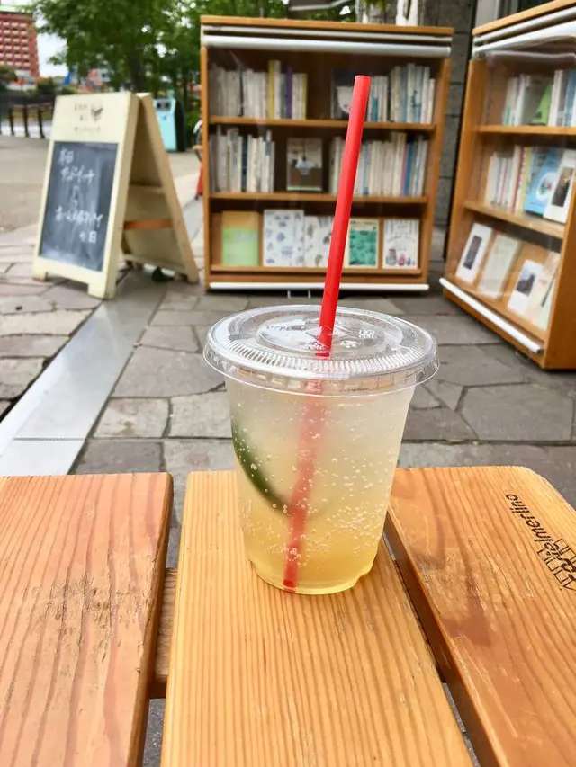 まちの本とサンドイッチ