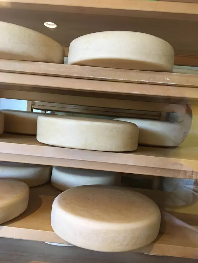 アトリエ・ド・フロマージュ 軽井沢チーズ熟成所・売店