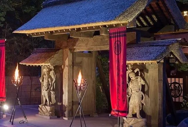 貸し切り露天風呂につかりながらライトアップされた紅葉を