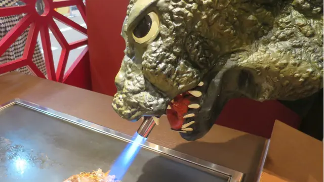 新宿新名所・ゴジラが火を噴く!?お好み焼きも
