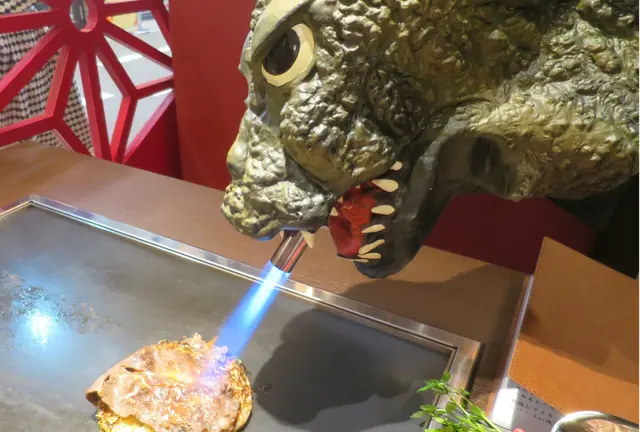 新宿新名所・ゴジラが火を噴く！？お好み焼きも