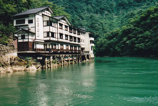 船でしか行けない秘境の一軒宿　富山