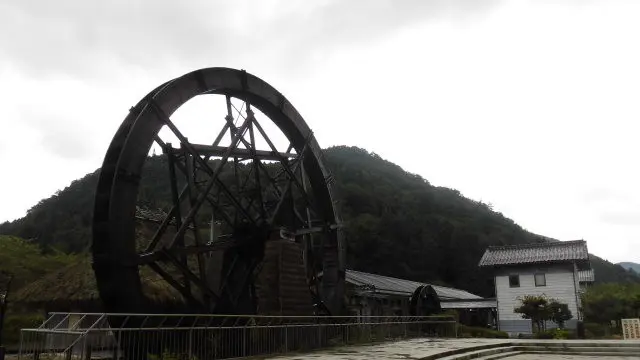 バクダンキャンディー！？昔ながらの雰囲気漂う岡山県新見市。親子孫水車で体験できる紙すき。