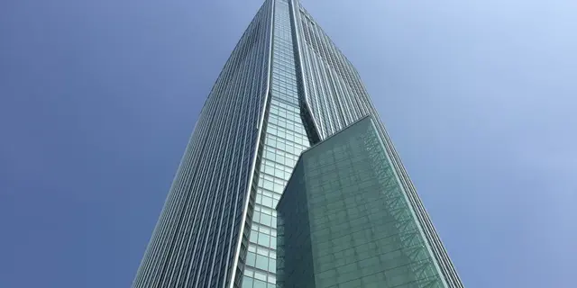 マッカーサーの夢？虎ノ門ヒルズと共に光る最強ジャンクフード