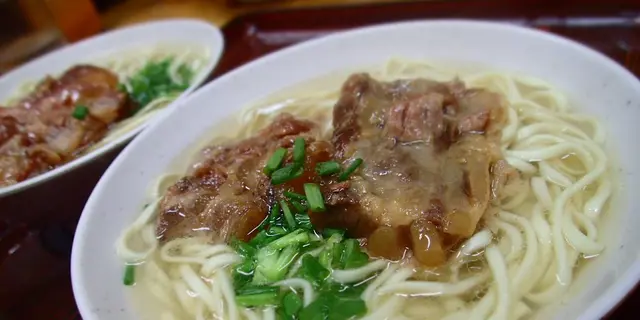 国際通りの裏側へ！1,000円以内で沖縄のソウルフードを食べ歩き！